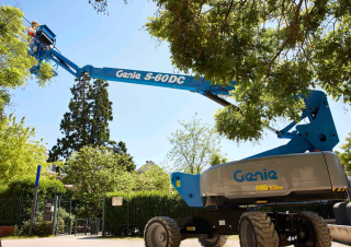 Teleszkópgémes személyemelők Gumikerekes töretőgémes munkaállványok Genie S-60 DC