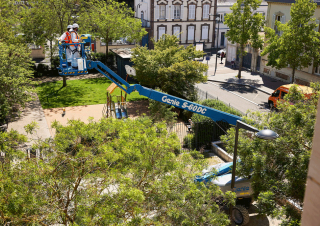 Teleszkópgémes személyemelők Gumikerekes töretőgémes munkaállványok Genie S-60 DC