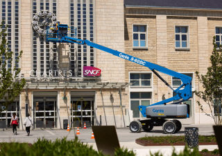 Teleszkópgémes személyemelők Gumikerekes töretőgémes munkaállványok Genie S-60 DC