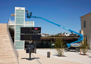 Teleszkópgémes személyemelők Gumikerekes töretőgémes munkaállványok Genie S-60 FE