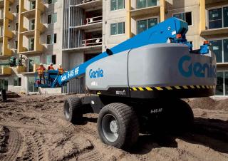 Teleszkópgémes személyemelők Gumikerekes töretőgémes munkaállványok Genie S-85 HF