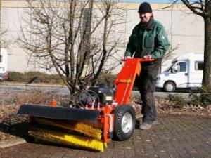 Nyári kapbantartási eszközök Utcaseprők Kézi vezérlésű seprők Adler HK 6.5