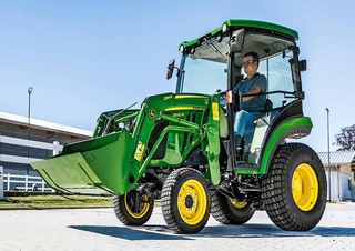 Járművek Kommuniális traktorok - elülső felfüggesztéssel John Deere 2032 R