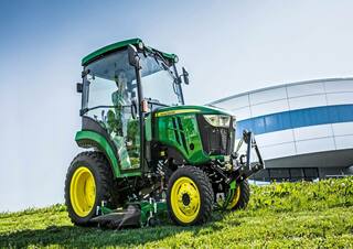 Járművek Kommuniális traktorok - elülső felfüggesztéssel John Deere 2038 R