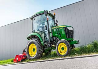 Járművek Kommuniális traktorok - elülső felfüggesztéssel John Deere 3039 R