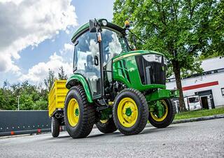 Járművek Kommuniális traktorok - elülső felfüggesztéssel John Deere 3046 R