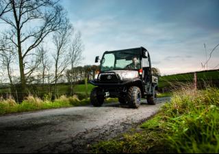 Járművek Kommuniális traktorok - elülső felfüggesztéssel Kubota RTV X1110 TW  