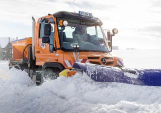 Járművek Kommuniális traktorok - elülső felfüggesztéssel Unimog U 423 Euro 6