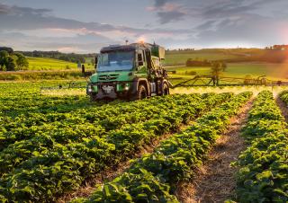 Járművek Kommuniális traktorok - elülső felfüggesztéssel Unimog U 423 Euro 6