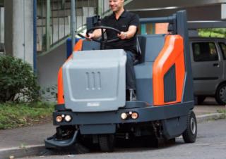 Nyári kapbantartási eszközök Utcaseprők Kompakt seprógépek Hako Jonas 1500 D