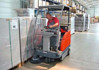 Nyári kapbantartási eszközök Utcaseprők Kompakt seprógépek Hako Sweepmaster P 980 RH