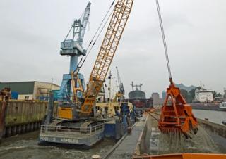 Lánctalpas daruk - rácsos gém Liebherr HS 8100