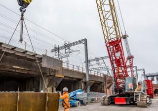 Lánctalpas daruk - rácsos gém Liebherr LR 1110