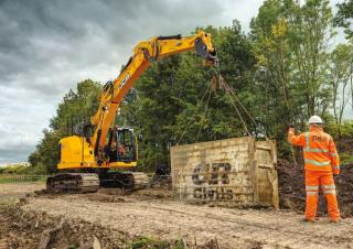 Lánctalpas kotrók JCB 245XR