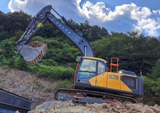 Lánctalpas kotrók Volvo EC230F L