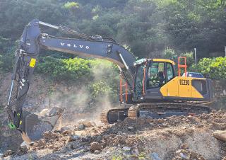Lánctalpas kotrók Volvo EC230F L