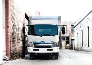 Tehergépkocsik Merevvázak Hino 300 XKU710L-HKUTSR3 hybrid 4x2