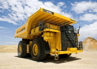 Merevvázas dömperek Komatsu 930E