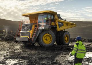 Merevvázas dömperek Volvo R100E