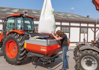 Hígtrágya és trágya technológiák Műrágyaszórók Kubota DSM 1100 hydr.