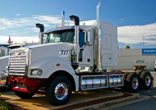 Tehergépkocsik Nyergesvontatók Mack SuperLiner RWS712L CA494 ETAZ673A 4x2