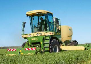 Önjáró gyepszellőztetők Krone Big M 420 CV