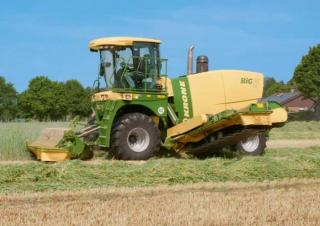 Önjáró gyepszellőztetők Krone Big M 420 CV