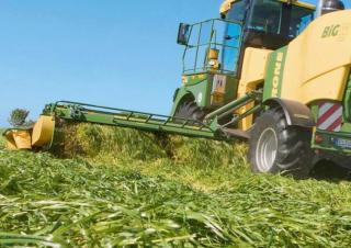 Önjáró gyepszellőztetők Krone Big M 420 CV