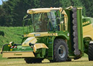 Önjáró gyepszellőztetők Krone BiG M 450 CR