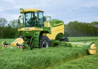 Önjáró gyepszellőztetők Krone BiG M 450 CR