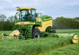 Önjáró gyepszellőztetők Krone Big M 450 CV