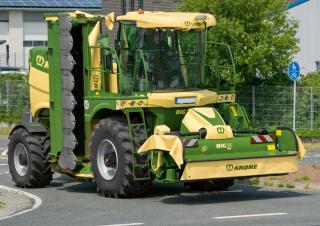 Önjáró gyepszellőztetők Krone Big M 450 CV