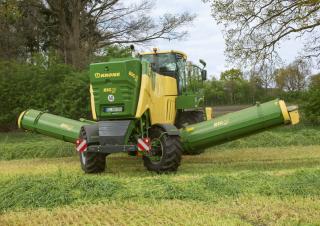 Önjáró gyepszellőztetők Krone Big M 450 CV
