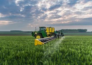 Önjáró  szántóföldi permetezők John Deere R4050i