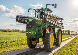 Önjáró  szántóföldi permetezők John Deere R4150i 