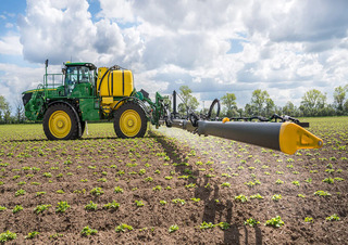Önjáró  szántóföldi permetezők John Deere R4150i 