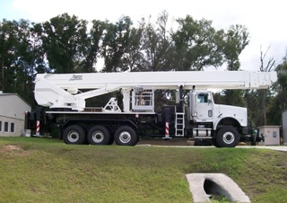 Teleszkópgémes személyemelők Tehergépkocsira szerelt teleszkópos munkaállványok Bronto Skylift S53XDT