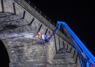 Teleszkópgémes személyemelők Tehergépkocsira szerelt teleszkópos munkaállványok Bronto Skylift S53XDT