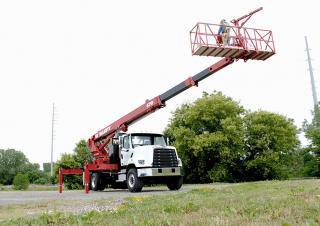 Teleszkópgémes személyemelők Tehergépkocsira szerelt teleszkópos munkaállványok Elliott Equipment S70R SkyWalk
