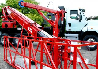 Teleszkópgémes személyemelők Tehergépkocsira szerelt teleszkópos munkaállványok Elliott Equipment S70R SkyWalk
