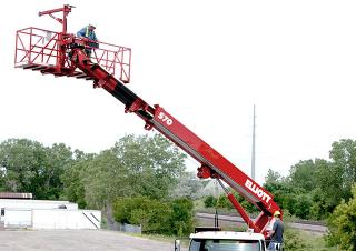 Teleszkópgémes személyemelők Tehergépkocsira szerelt teleszkópos munkaállványok Elliott Equipment S70R SkyWalk