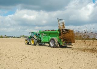 Hígtrágya és trágya technológiák Trágyaszórók Joskin TORNADO3 T6016/17V