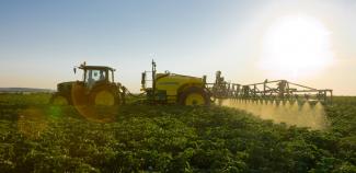 Vontatható szántóföldi permetezők John Deere 732