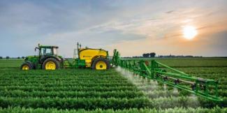 Vontatható szántóföldi permetezők John Deere M724