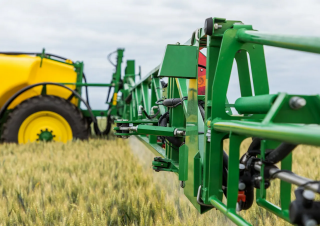 Vontatható szántóföldi permetezők John Deere M732i