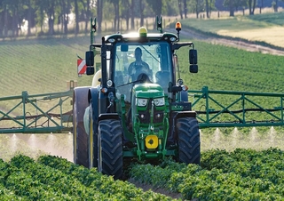 Vontatható szántóföldi permetezők John Deere R732i