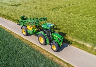 Vontatható szántóföldi permetezők John Deere R732i