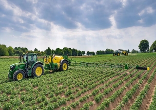 Vontatható szántóföldi permetezők John Deere R740i
