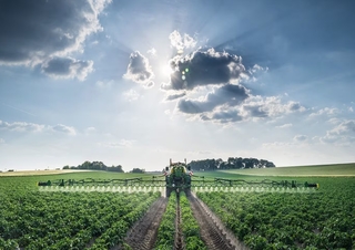 Vontatható szántóföldi permetezők John Deere R740i