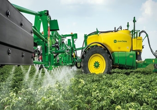 Vontatható szántóföldi permetezők John Deere R740i